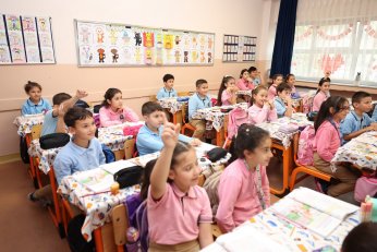Öğrencileri Yalnız Bırakmıyor
