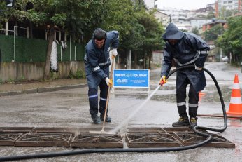 Ekiplerinden Sağanak Mesaisi