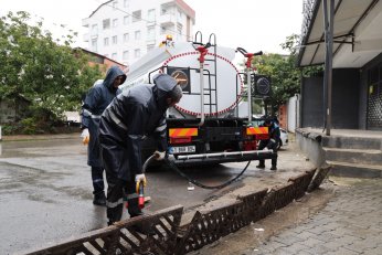 Ekiplerinden Sağanak Mesaisi
