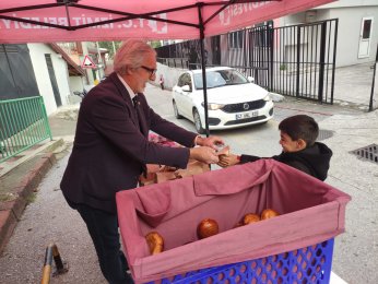 Öğrencilerin yüzünü güldürmeye devam ediyor