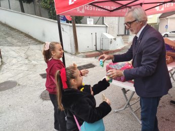 Öğrencilerin yüzünü güldürmeye devam ediyor