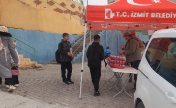 Öğrencilerin yüzünü güldürmeye devam ediyor