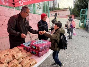 Öğrencilerin yüzünü güldürmeye devam ediyor