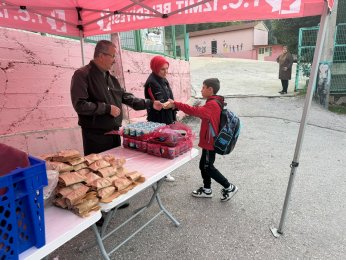 Öğrencilerin yüzünü güldürmeye devam ediyor