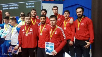 Halıcı Kardeşler Kürsüde