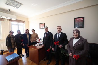 Dilovası’nda Kadın Personellere Karanfil Yağmuru