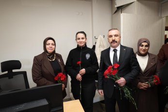 Dilovası’nda Kadın Personellere Karanfil Yağmuru