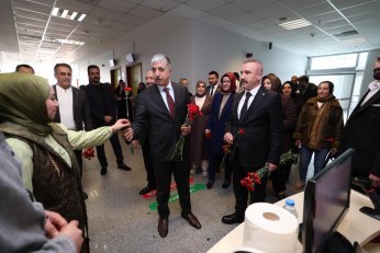 Dilovası’nda Kadın Personellere Karanfil Yağmuru