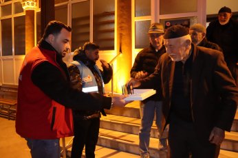 Yeşilova’da teravih sonrası ikram
