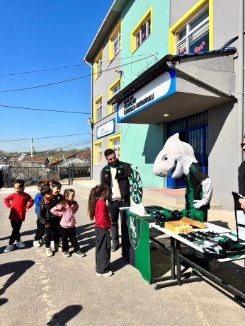 ÜniHm’den Minik Kalplere Anlamlı Dokunuş