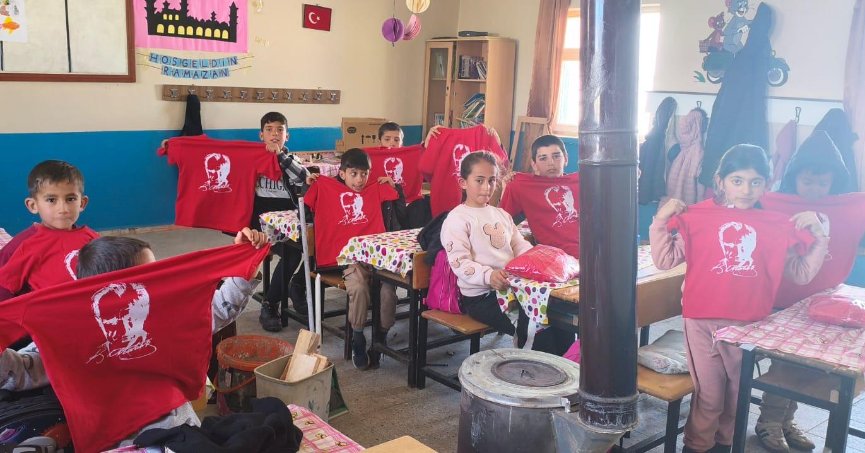 Dilovası MHP’den Minik Yüreklere Bayram Kıyafeti