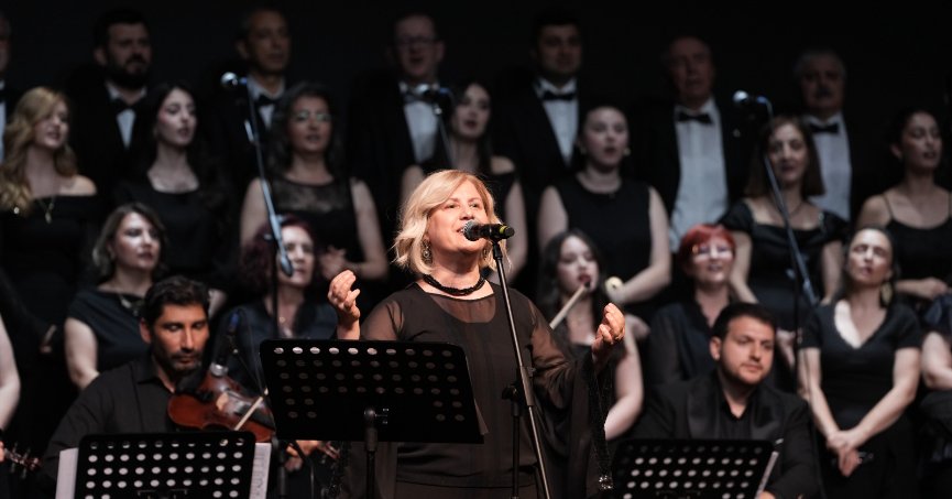 Yazı şarkılarla karşıladı