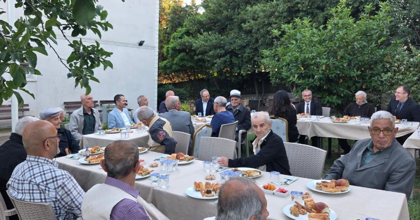 Huzurevindeki babaların gününü kutladı
