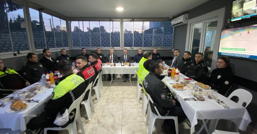 Görevli Polis Ekipleriyle İftar Açtı