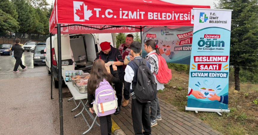 Öğrencilere pizza ve ayran ikramı
