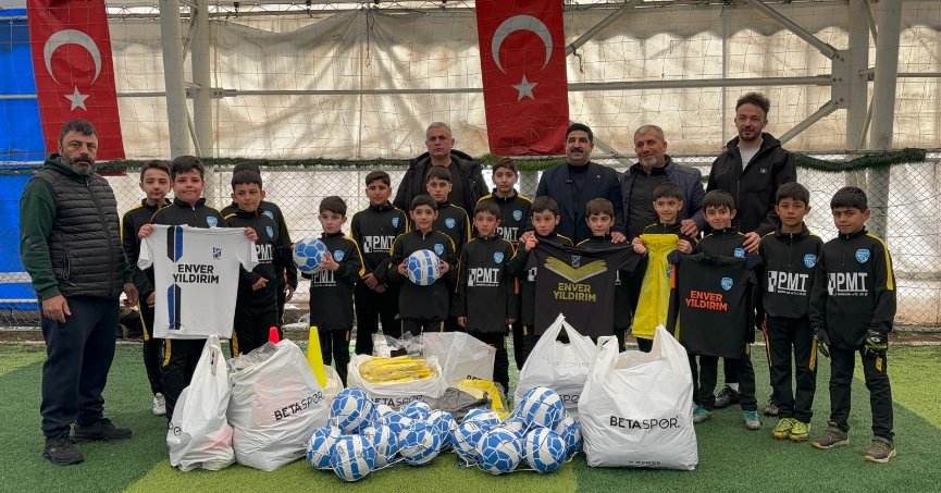 Diliskelesi Spor'a malzeme desteği!