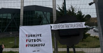 Riva'ya Siyah Çelenk