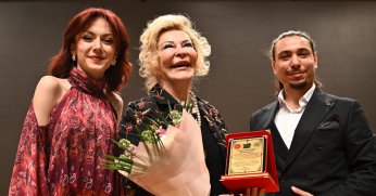 Gülsin Onay KOÜ'de fırtına gibi esti