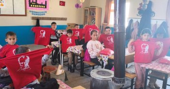 Dilovası MHP’den Minik Yüreklere Bayram Kıyafeti