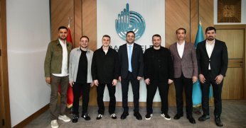 Başkan Özlü’ye Ay-Yıldızlı Hediye