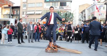 Coşkuyla başladı