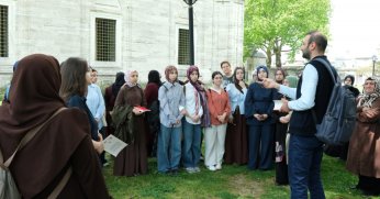 Bu proje hem okutuyor, hem gezdiriyor