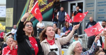 İzmit Belediye Meydanı’nı doldurdu