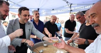 Pazar Esnafına ve Vatandaşa Aşure İkramı