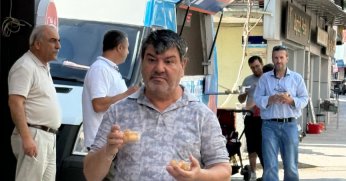 Lokma Dağıttı