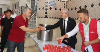 Selvili Camii'nde cuma çıkışı ikram