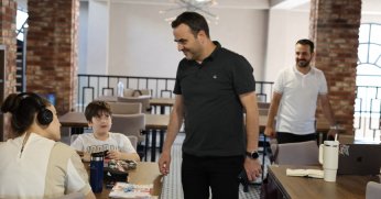 Kitaphane’de Gençlerle Buluştu