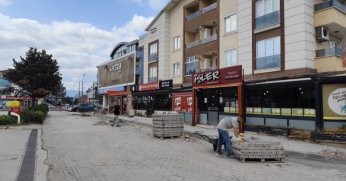 SEDAŞ sonrası tahrip olan parkeleri yeniliyor