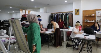 Dikiş kursunda değerlendiriyor