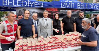 Hayatını kaybedenler anısına helva dağıttı