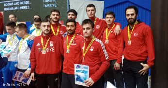 Halıcı Kardeşler Kürsüde