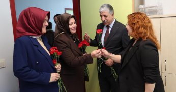 Dilovası’nda Kadın Personellere Karanfil Yağmuru
