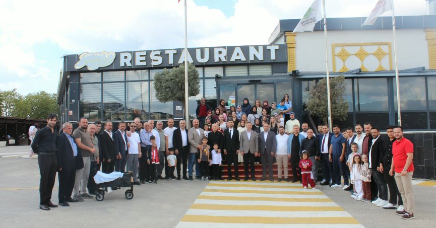 Ülküdaşlarla aynı sofrada buluştu