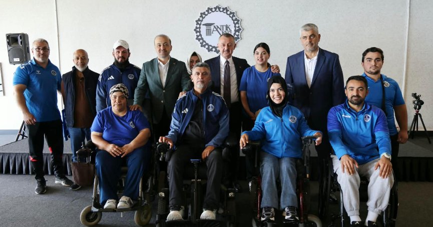 Başkan Büyükakın başarılı sporcularla buluştu