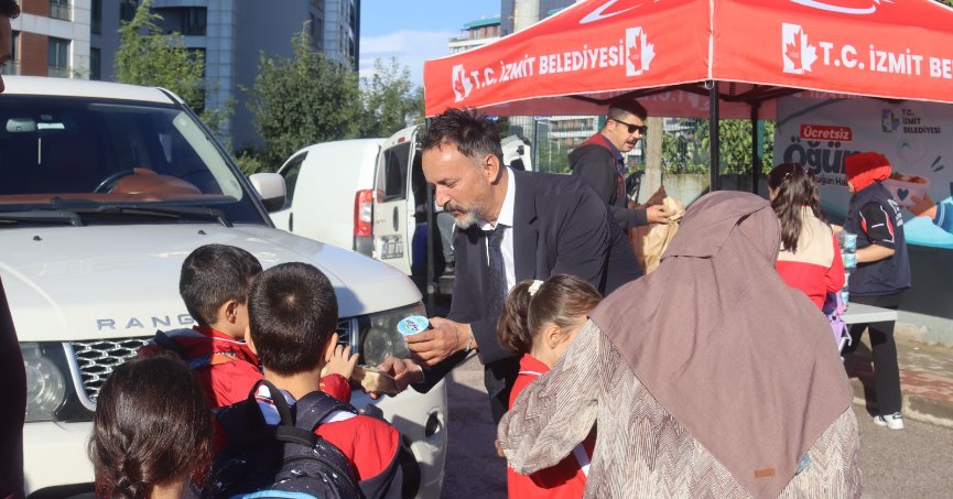Yanında olmaya devam ediyor