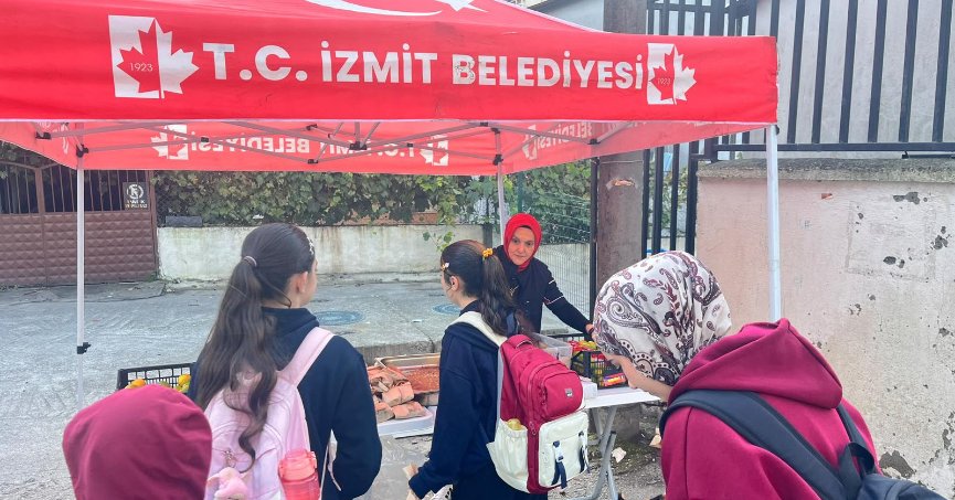 Öğrencilere kek ve mandalina ikramı
