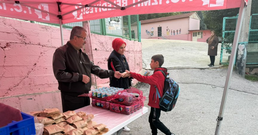 Öğrencilerin yüzünü güldürmeye devam ediyor